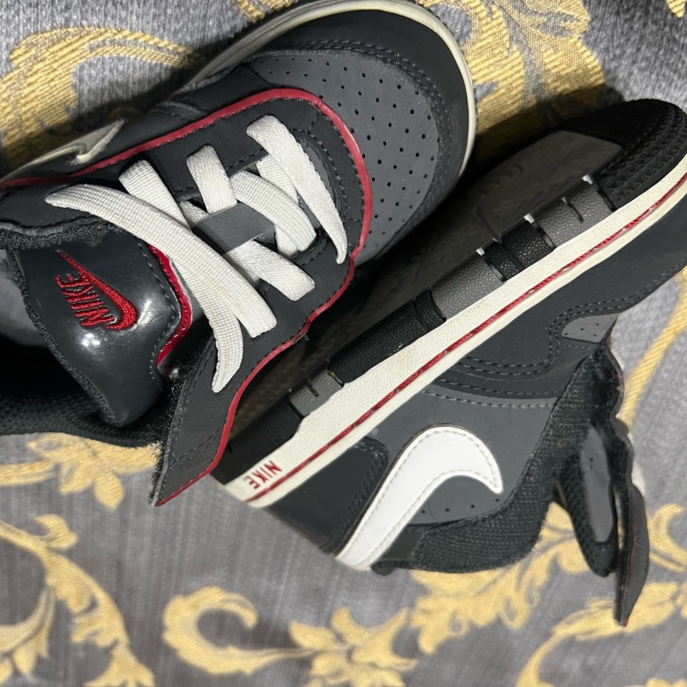 Child nike shoes worm 2 or 3 timesgood condition
